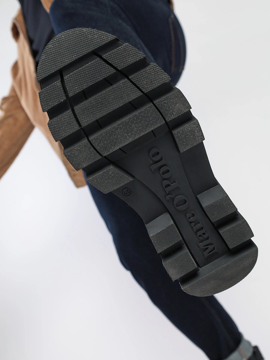 Ботинки черного цвета с рельефным протектором